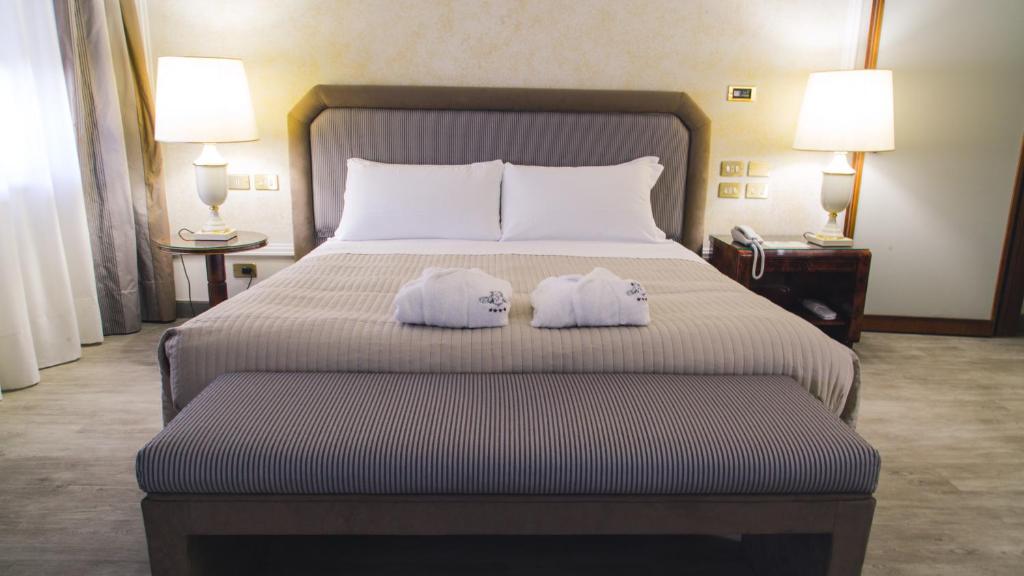 Postel nebo postele na pokoji v ubytování Grand Hotel Excelsior