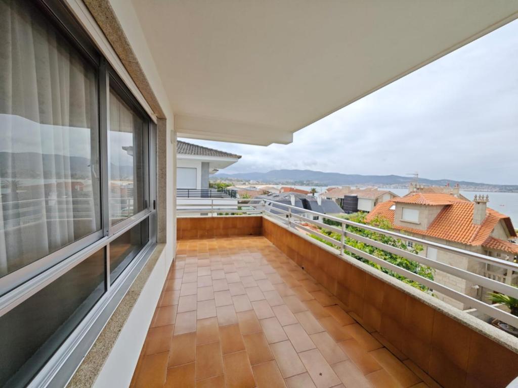 a balcony with a view of the water at Panxon, Arquitecto Palacios, piso con terraza in Nigrán