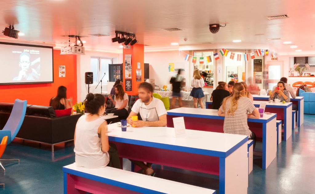 Hotels near Trafalgar Square - PicturesOfEngland.com