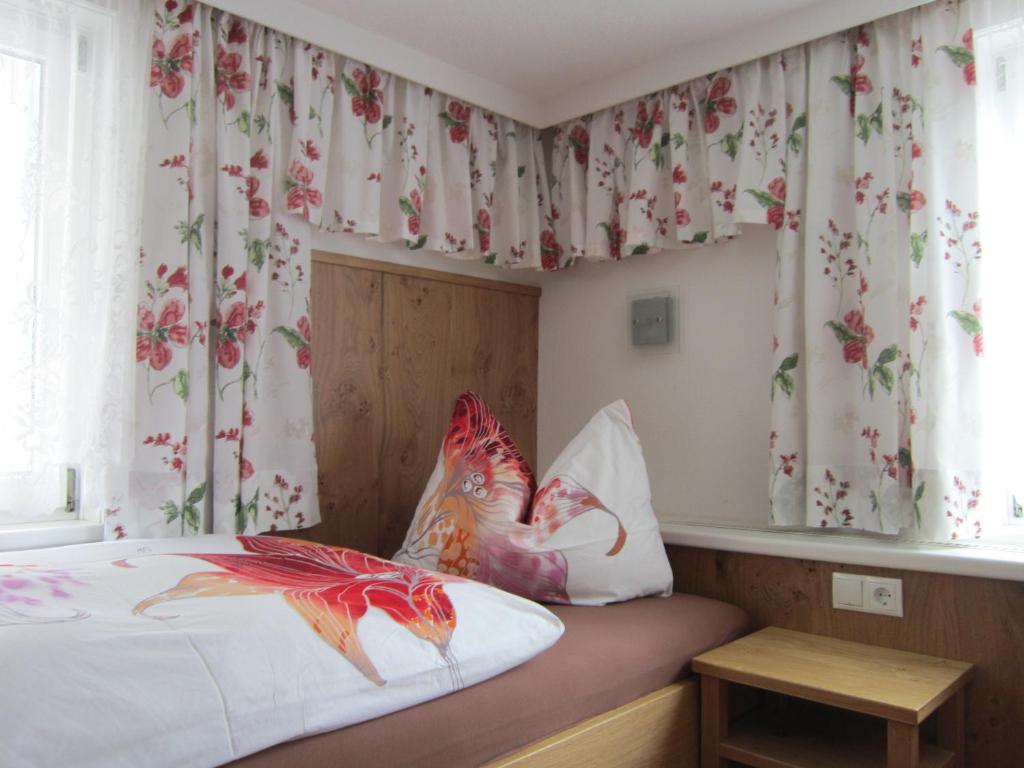 Una cama o camas en una habitación de Haus Jochum