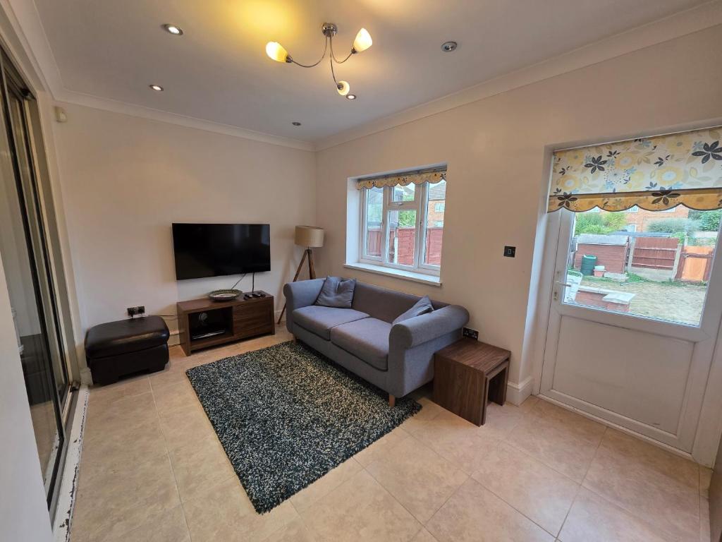 TV a/nebo společenská místnost v ubytování Bright 3BD Family Home with Garden Barkingside
