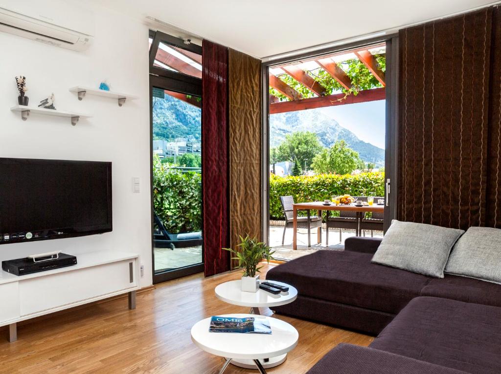Televízia a/alebo spoločenská miestnosť v ubytovaní Apartment Lejo