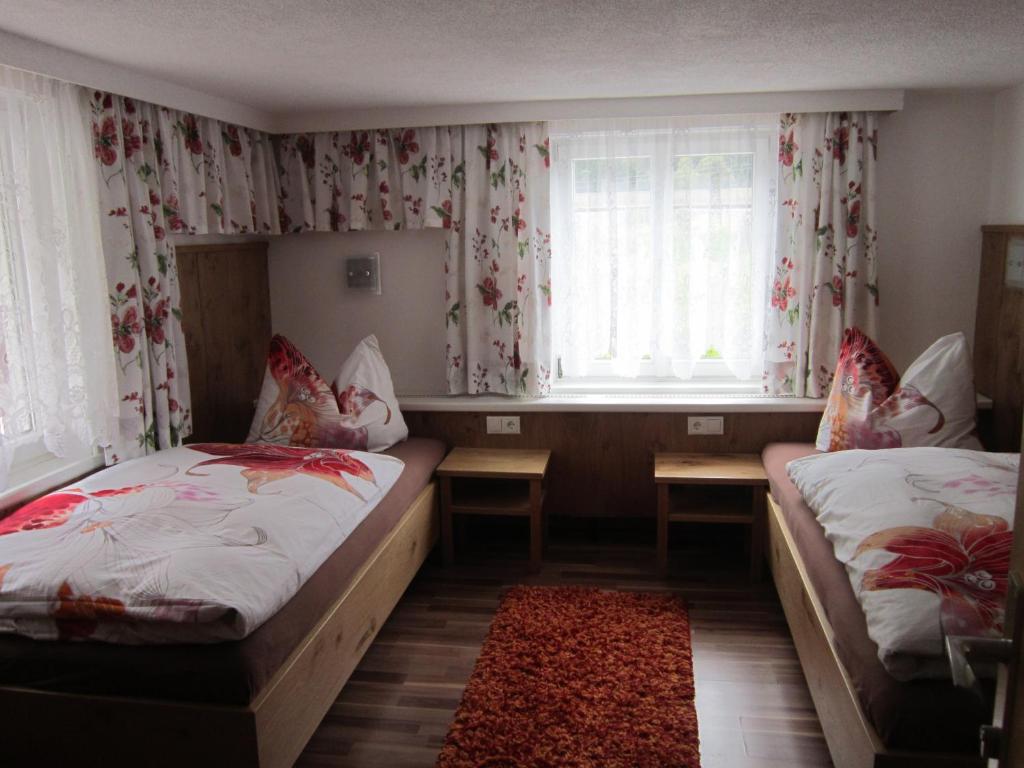 Una cama o camas en una habitación de Haus Jochum