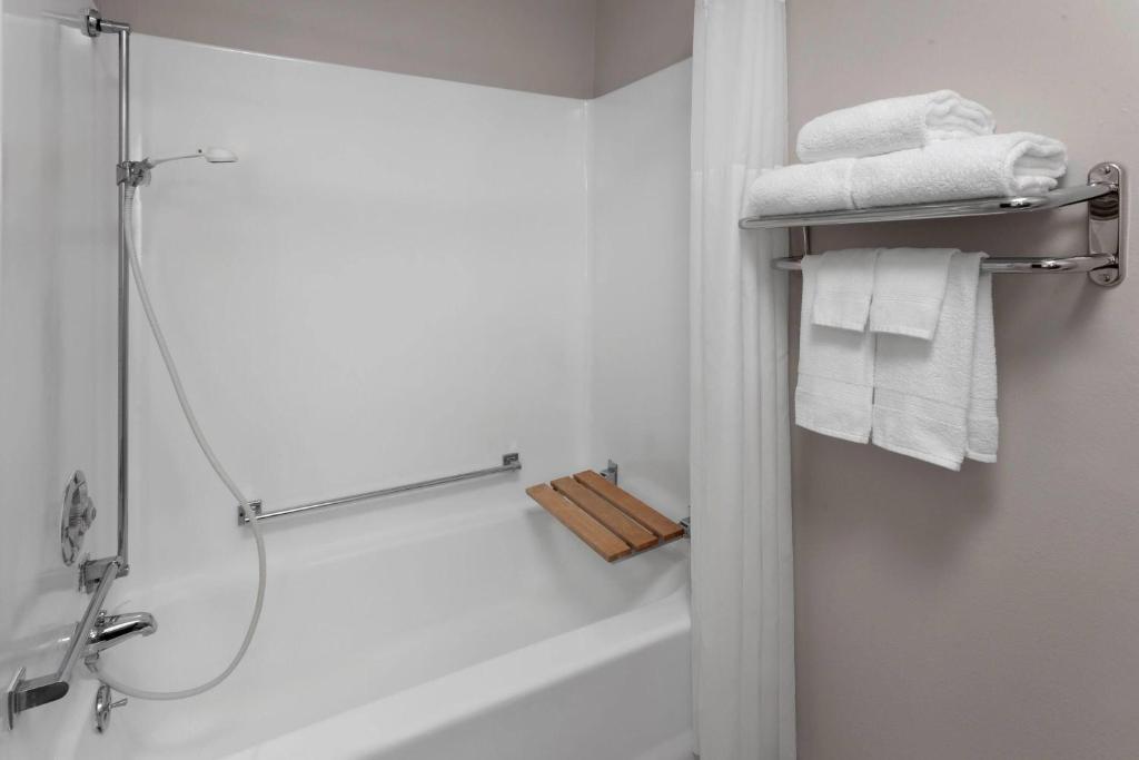 Baymont inn by Wyndham Oshkosh Airport - Error