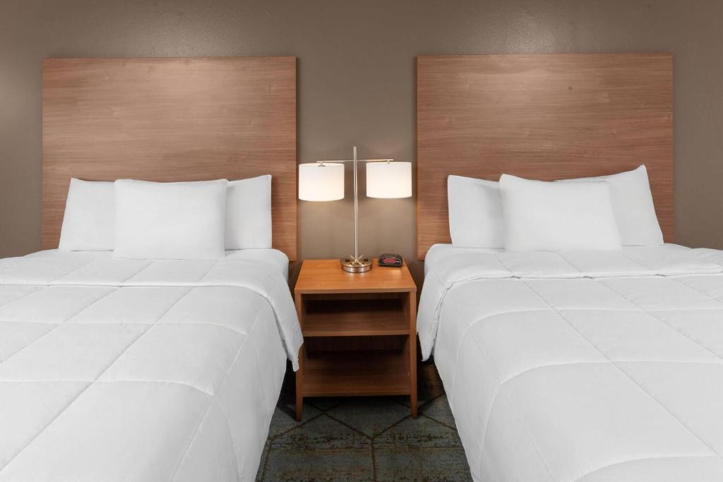 Baymont inn by Wyndham Oshkosh Airport - Queen Room With Two Queen Beds - Non-Smoking