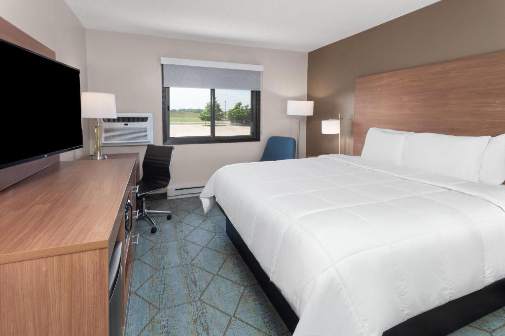 Baymont inn by Wyndham Oshkosh Airport - King Room - Non-Smoking