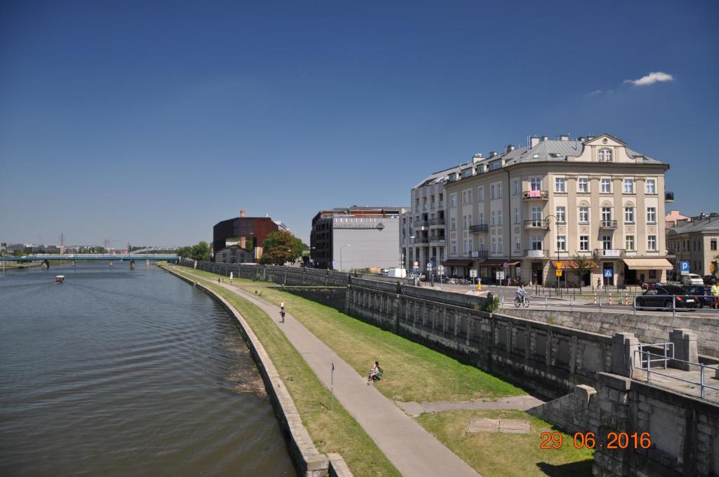 Výhled na řeku, která protéká v blízkosti apartmánu