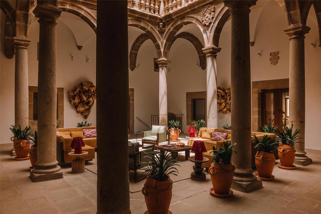Palacio De Godoy Caceres, Curio Collection By Hilton, Cáceres