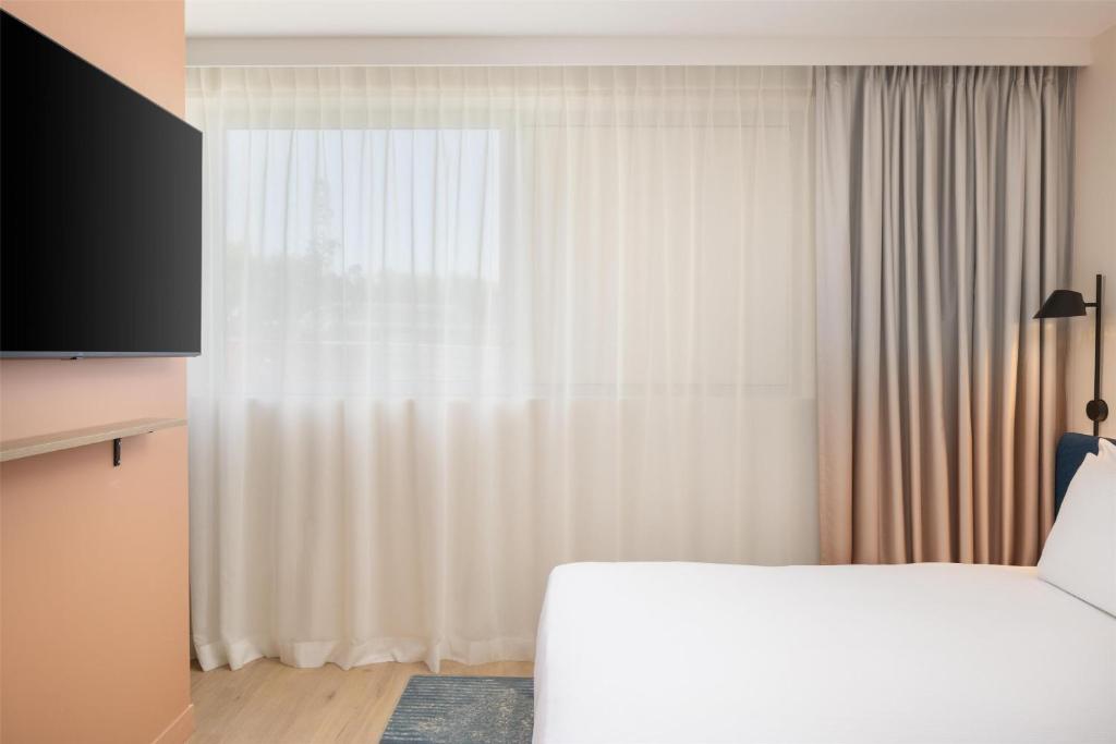Hampton By Hilton Paris Charles De Gaulle Airport - Habitación King Con Sofá Cama