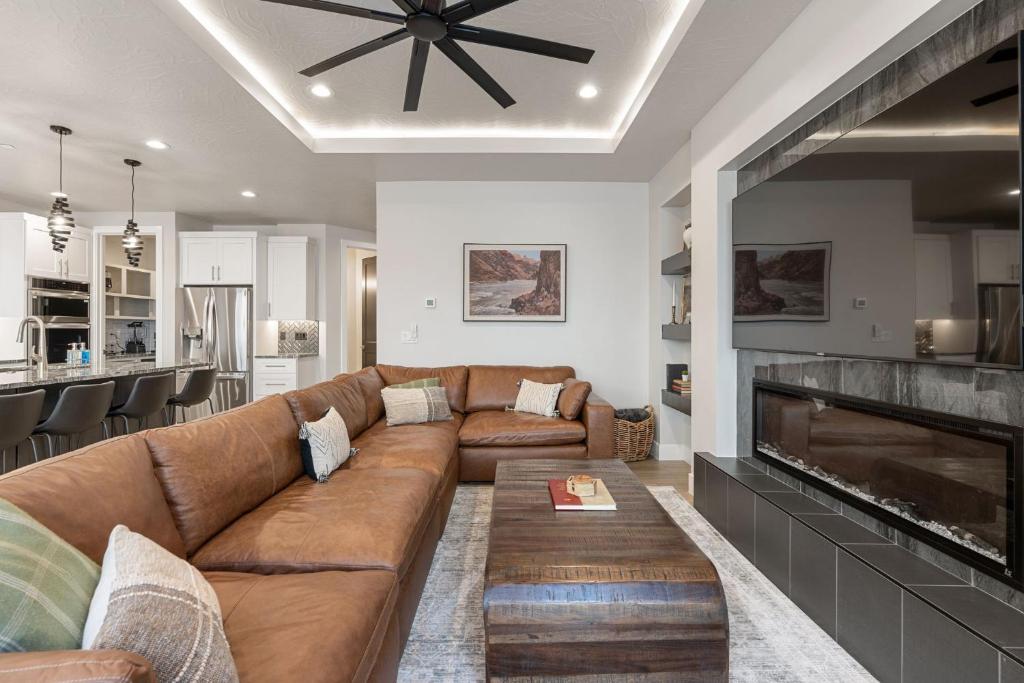 ein Wohnzimmer mit Couch und Kamin in der Unterkunft Canyons Edge home in Harrisburg Junction