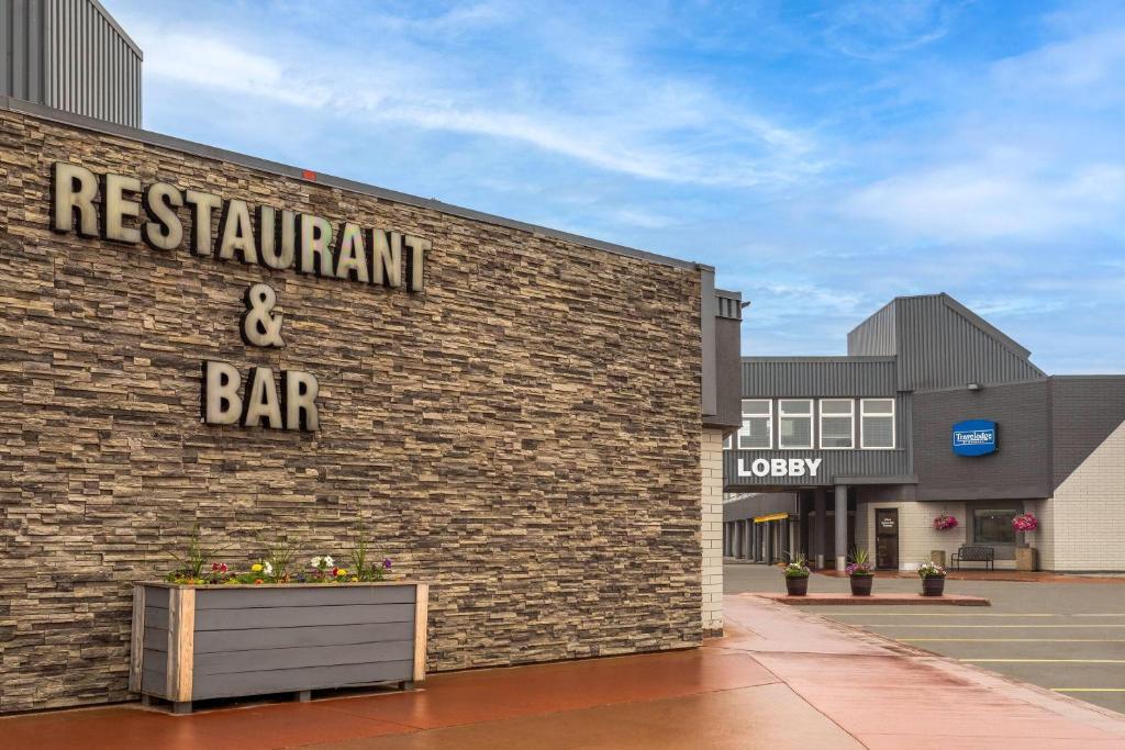 Un certificat, premiu, logo sau alt document afișat la Travelodge by Wyndham Grande Prairie