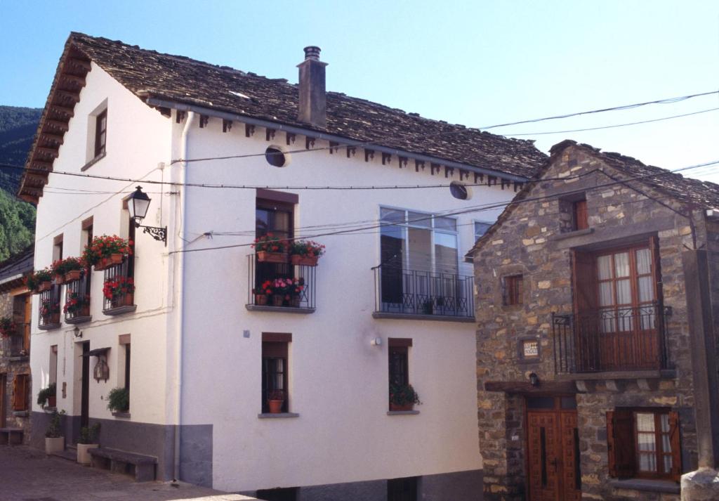 un edificio blanco con ventanas y balcones en Casa Rural López Ordesa en Frajén