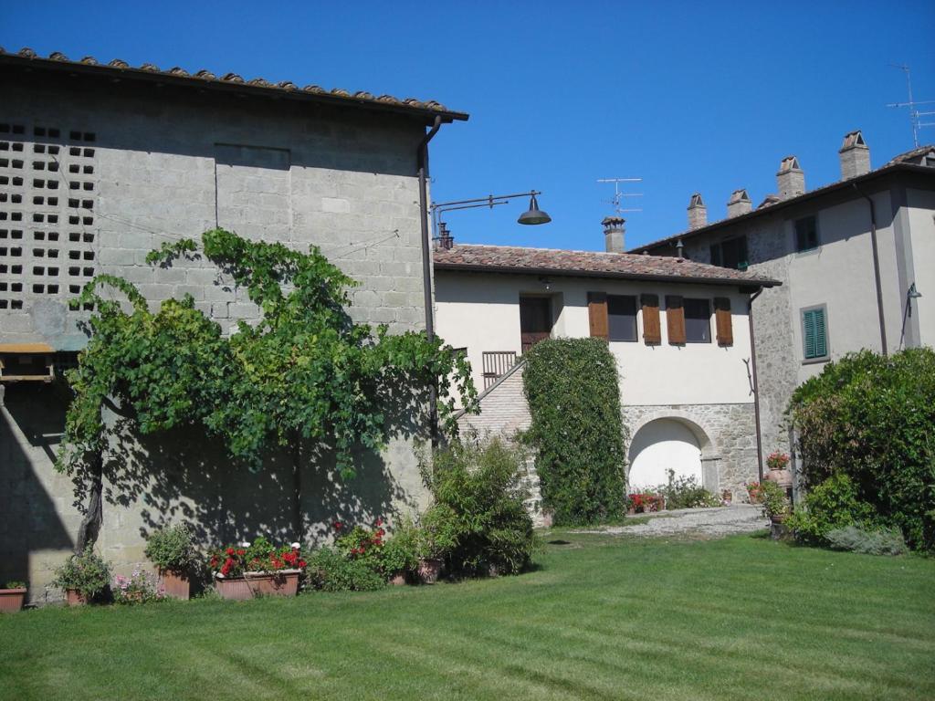 a building with a yard and an archway at Agriturismo Il Trebbio in Sansepolcro