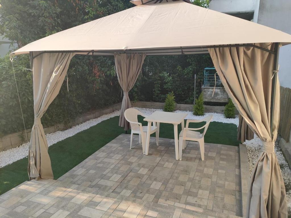 a tent with a table and chairs in a garden at Ground floor Apartment with Garden in Polykhrono