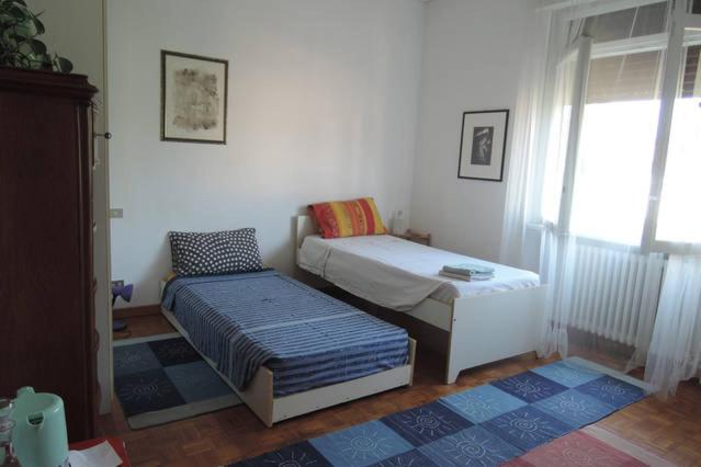 um quarto com uma cama e um banco em NavigliCenter em Milão