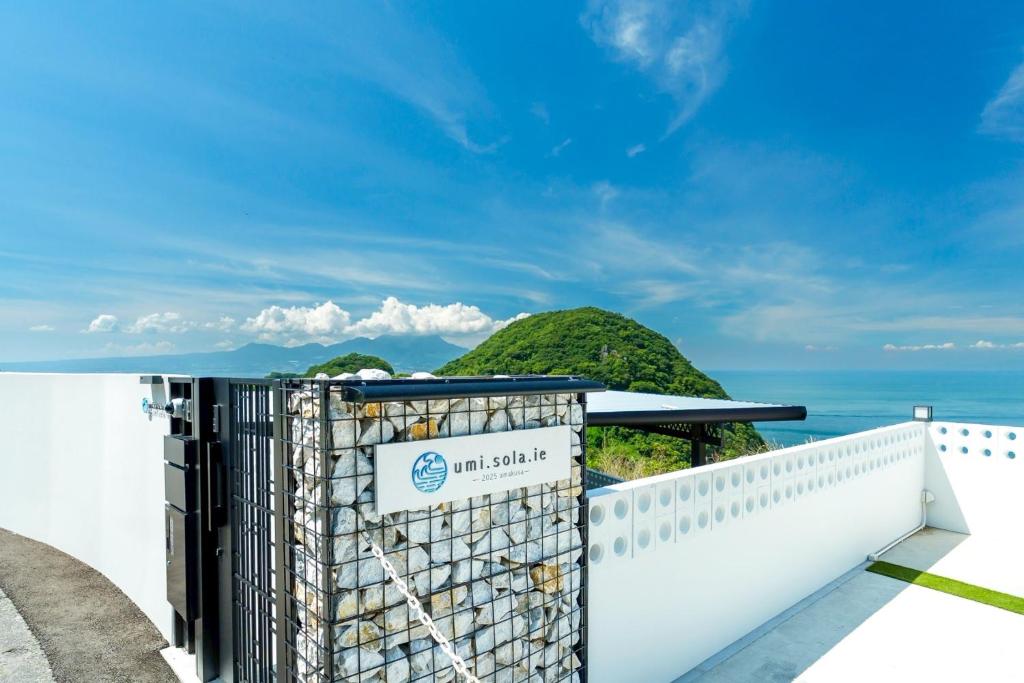 上天草市にあるumisolaieの海の見える門