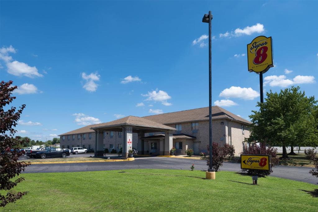 Un gran edificio con un cartel delante. en Super 8 by Wyndham Kokomo, en Kokomo