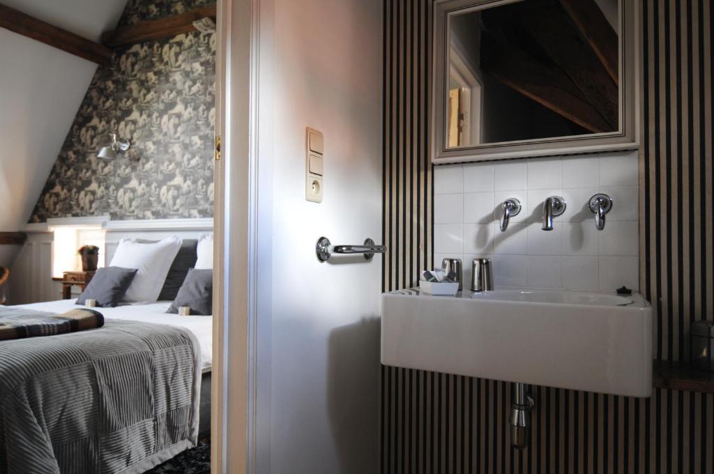 B&B Number 11 Exclusive Guesthouse房間的床