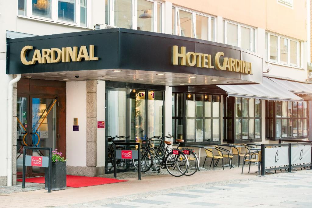 een hotel carilion met buiten geparkeerde fietsen bij Clarion Collection Hotel Cardinal in Växjö