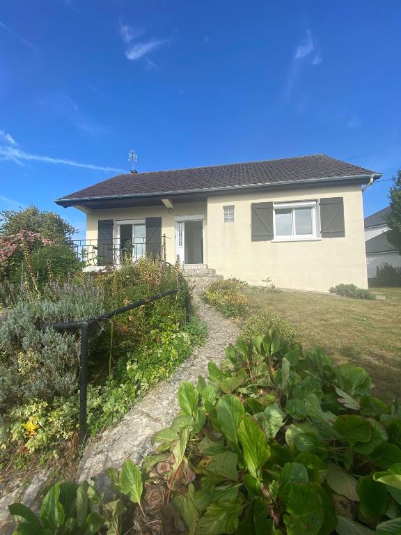 a house with a pathway in front of it at Cottage Stelie in Tocqueville-en-Caux