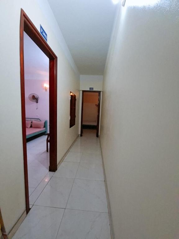 a hallway with a door and a mirror and a room at Nhà Nghỉ Đức Anh 2 in Ðại Sơn
