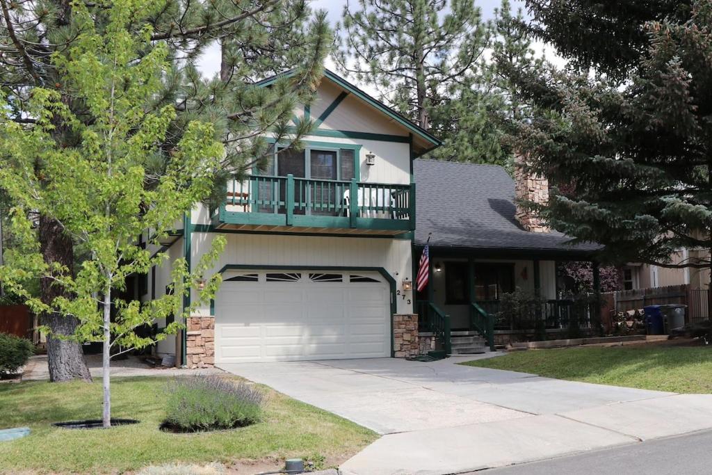 ein Haus mit einem Balkon darauf in der Unterkunft Beautiful Big Bear Lake Retreat in Big Bear Lake