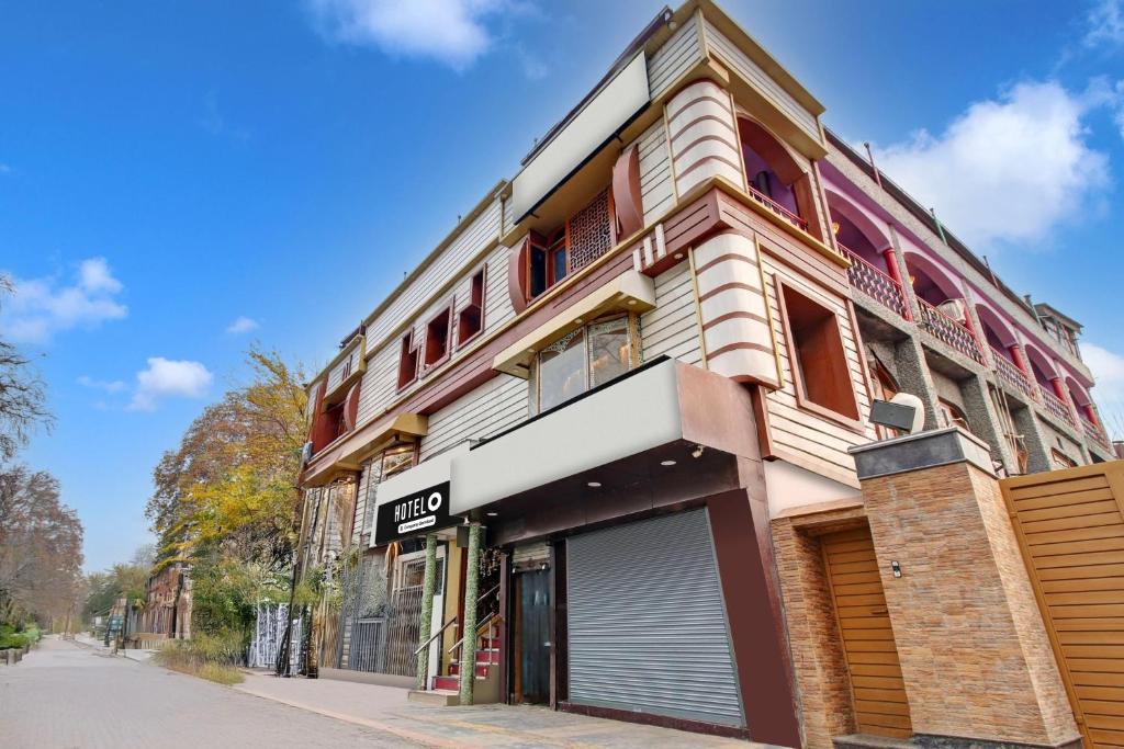 a building on the side of a street at Super Hotel O Residency Road Srinagar in Srinagar
