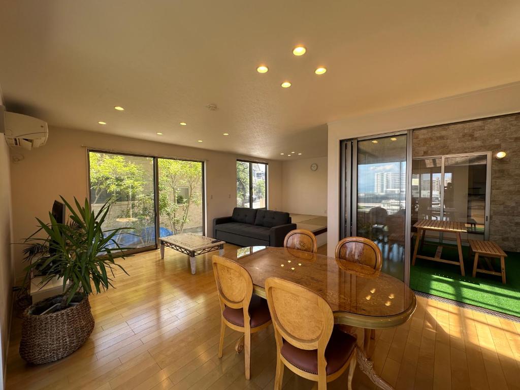 Khu vực ghế ngồi tại リゾートヴィラ宮島 Sunset terrace