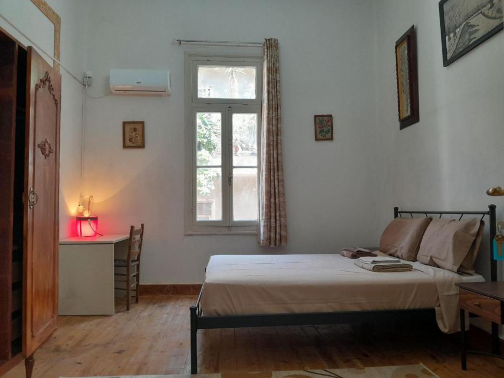 Un pat sau paturi într-o cameră la Courtyard Cottage