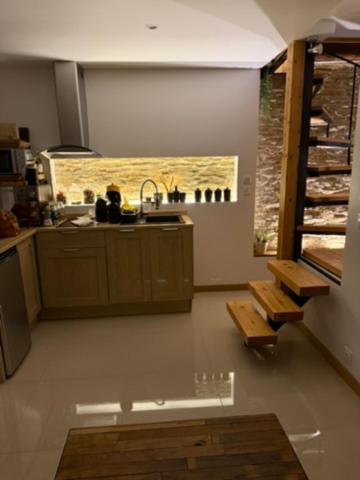 eine Küche mit Spüle und Theke und Theke in der Unterkunft à 10 minutes Futuroscope in Vendeuvre-du-Poitou