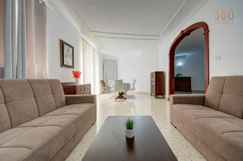 Posezení v ubytování Authentic Maltese 3BR home with Terrace in Mosta by 360 Estates