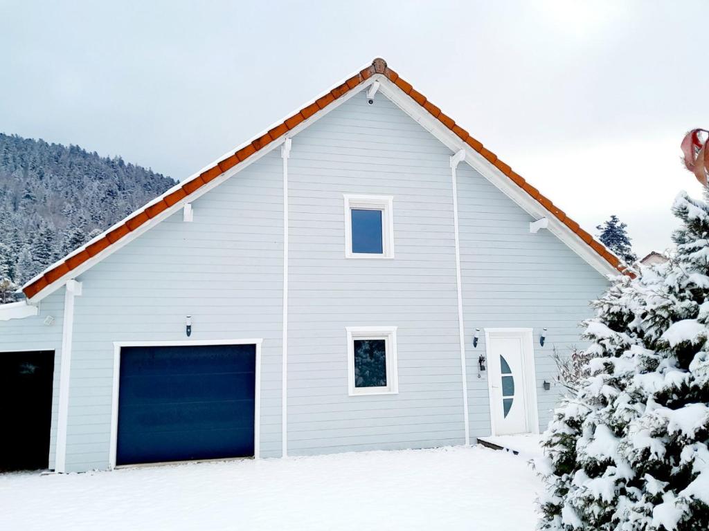 CHALET RÉCENT - BILLARD - BABYFOOT - PING PONG - MINI GOLF - WIFI - JARDIN - TERRASSE - 4 CHAMBRES - 2 à 8 PERSONNES