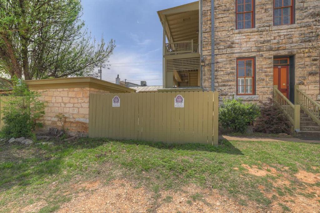 フレデリックスバーグにあるFountain Suite-Stay Right on Historic Main Street in the Heart of Fredericksburgの家の前の木の柵