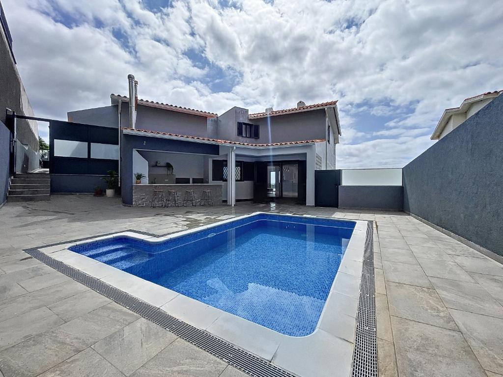 Πισίνα στο ή κοντά στο Breeze House 1 by Atlantic Holiday
