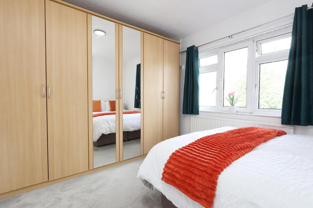 Ένα ή περισσότερα κρεβάτια σε δωμάτιο στο 3-Bedroom House with 5 Beds, Dining Room, EV Charger & Private On-Site Parking