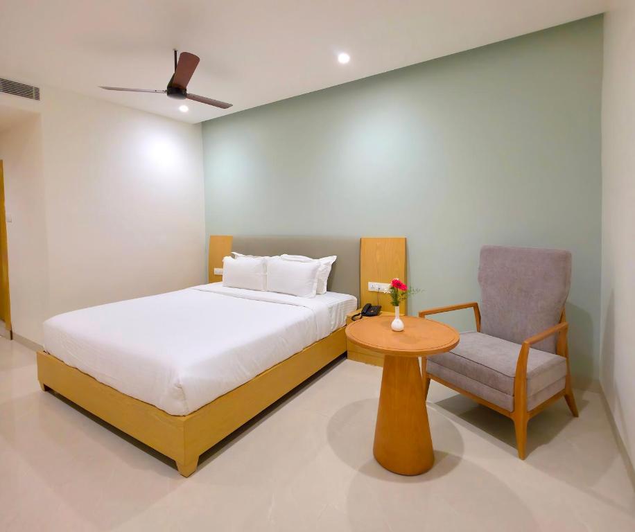 Postel nebo postele na pokoji v ubytování Hotel Sri Haripriya