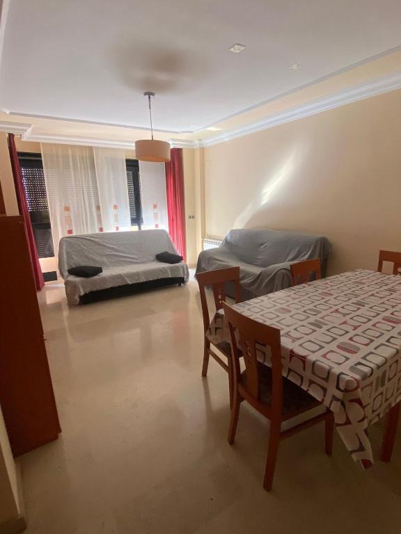 a bedroom with a bed and a table and chairs at Casa Flare Apartmento para 6 personas en Cheste in Cheste