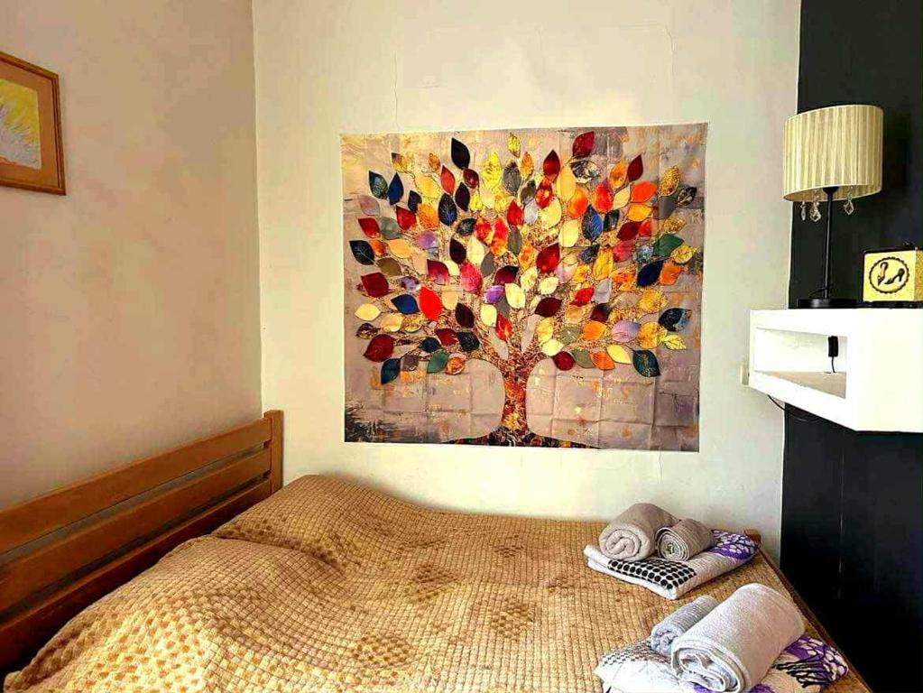Una cama o camas en una habitación de Zemeli - Hart of Tbilisi