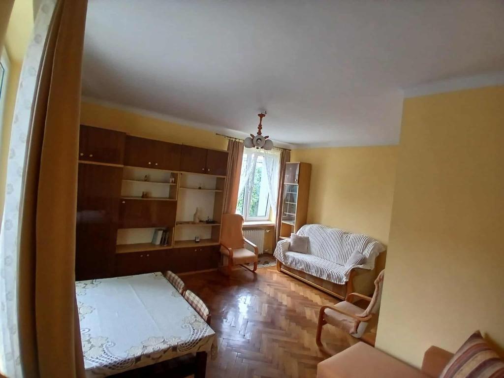 una sala de estar con un sofá y una silla en Kawalerka Sikorskiego, en Kraśnik