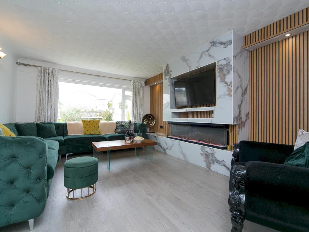 Et tv og/eller underholdning på Pass the Keys Centrally Located Modern Seaside House