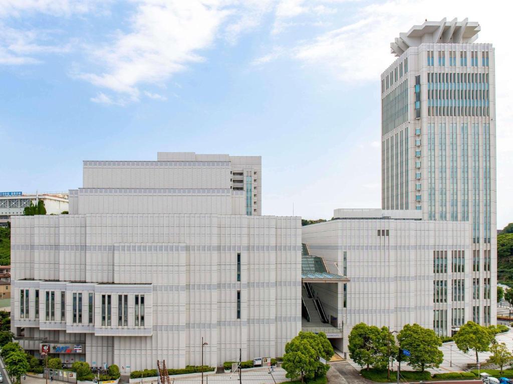 un grupo de edificios altos en una ciudad en Mercure Yokosuka, en Yokosuka