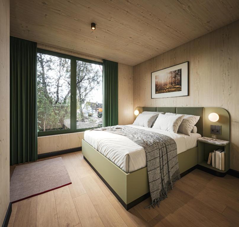 ein Schlafzimmer mit einem großen Bett und einem großen Fenster in der Unterkunft Green View Tornow in Tornow