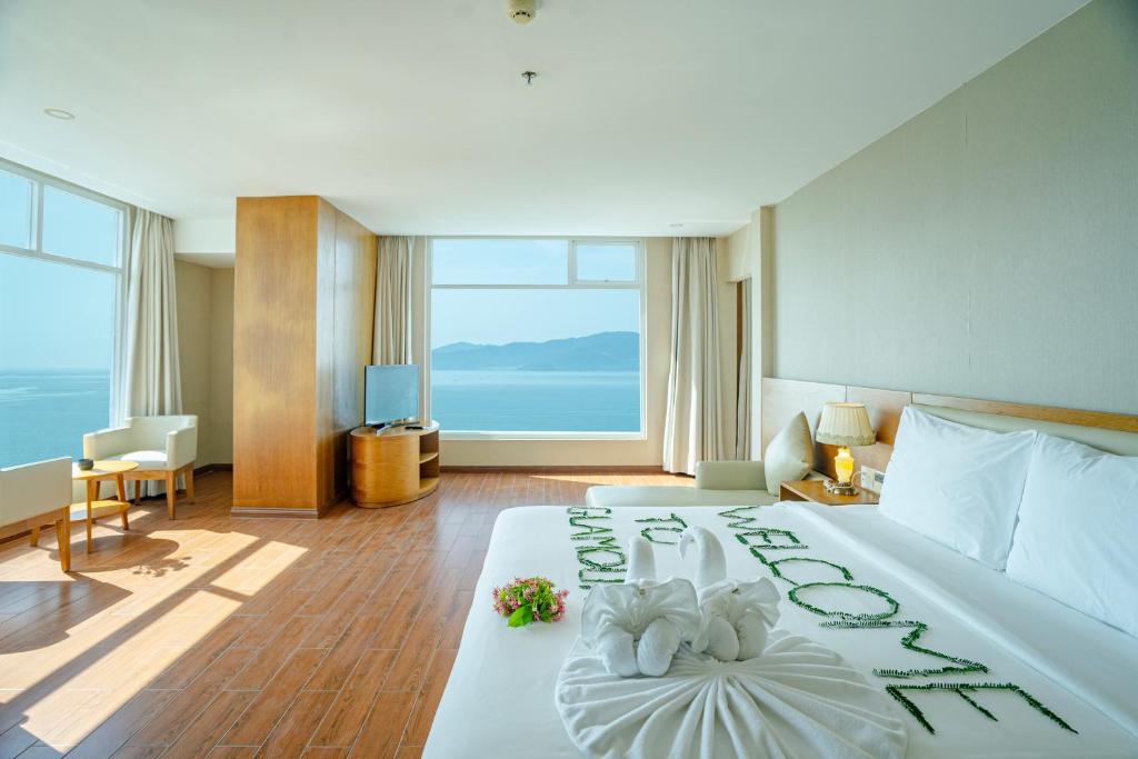 Una habitación de hotel con una cama con flores. en Glamour Hotel Nha Trang, en Nha Trang