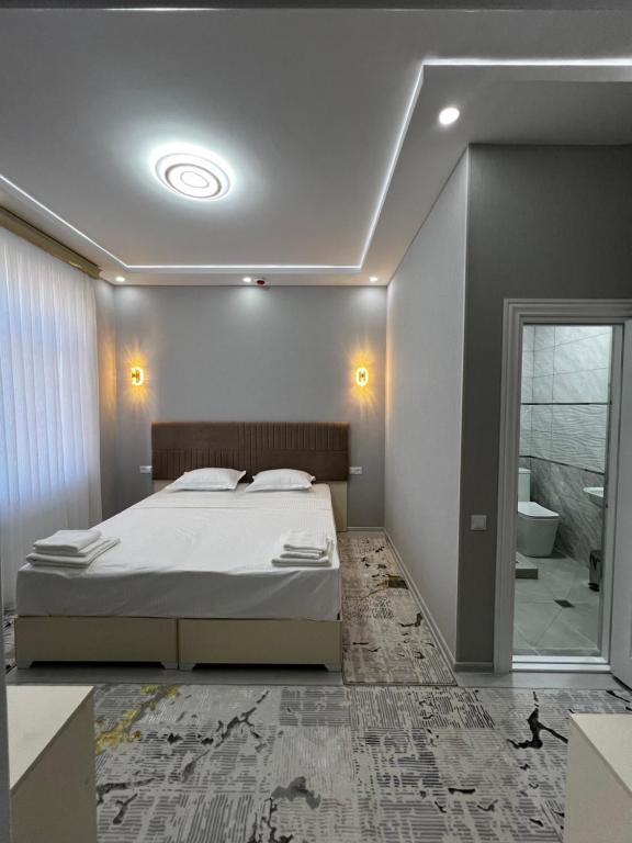 Et badeværelse på Hotel Zafarbek Plaza