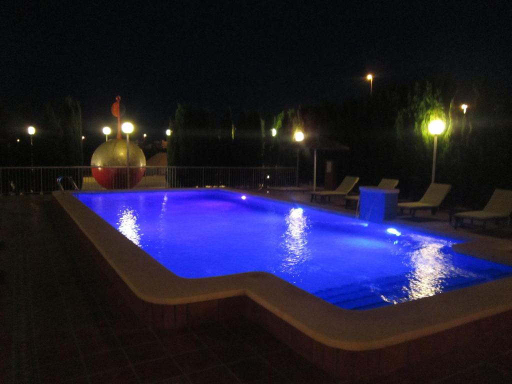 una gran piscina por la noche con luces en La Estancia del Rincon en Cabo de Palos