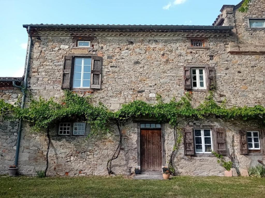 an old stone building with a door and windows at Studio Garrevaques Calme et Charme à la Campagne - Lauren in Garrevaques