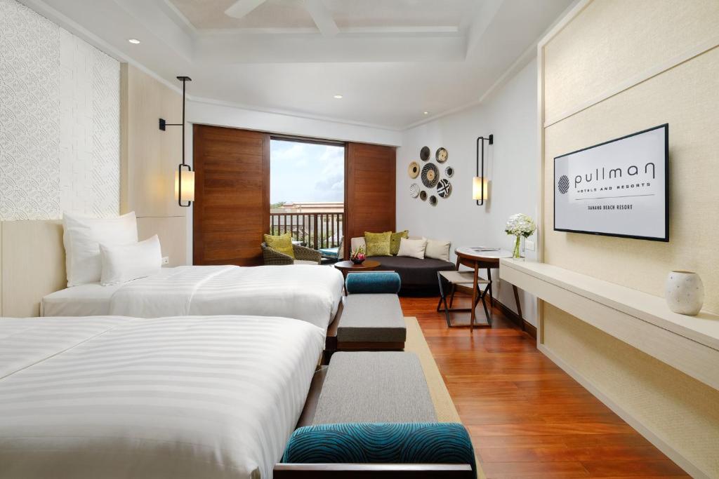 Deluxe Two Single Beds Room with Partial Ocean View