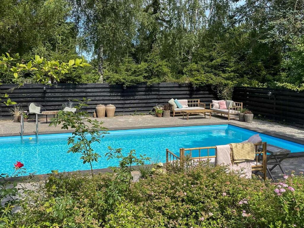 Swimmingpoolen hos eller tæt på Summer House With Pool Near Dronningmølle Beach