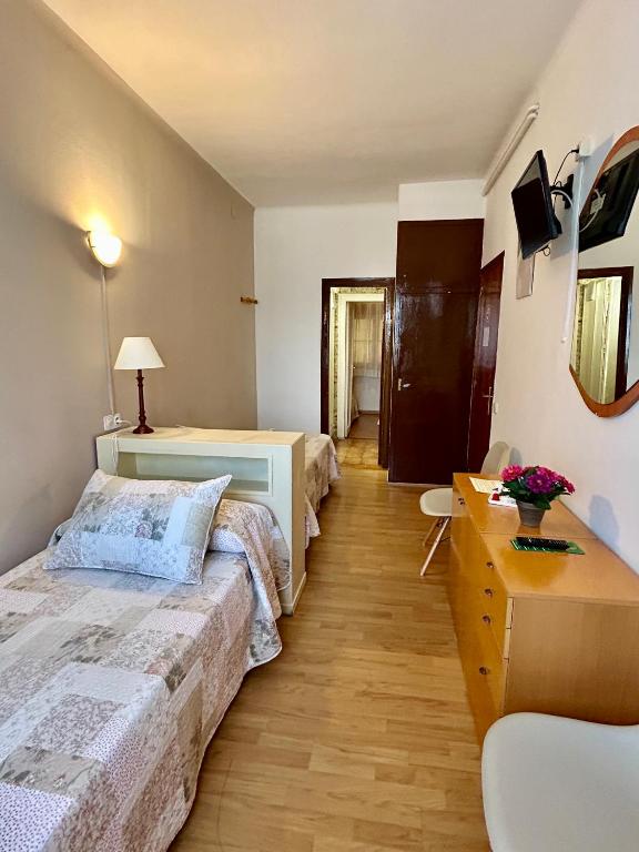 Hostal Estació - Classic Quadruple Room