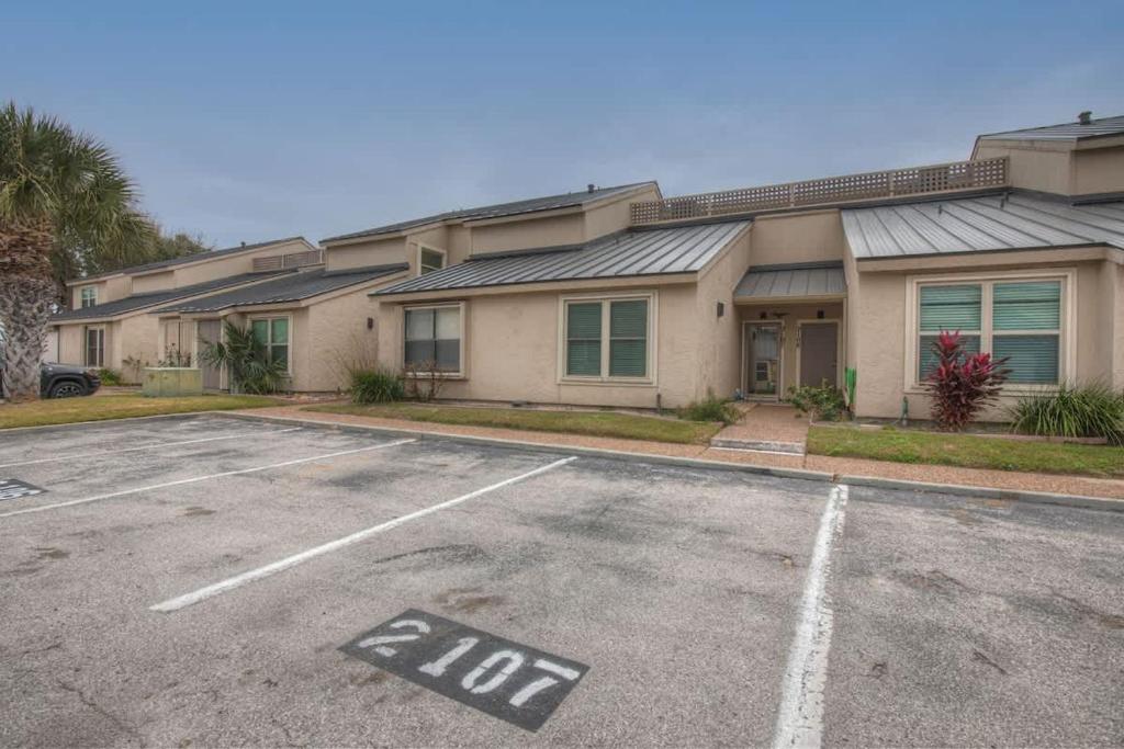 Un estacionamiento vacío frente a un edificio en Fisherman Friend! - Coastal Condo - Views Await!, en Fulton